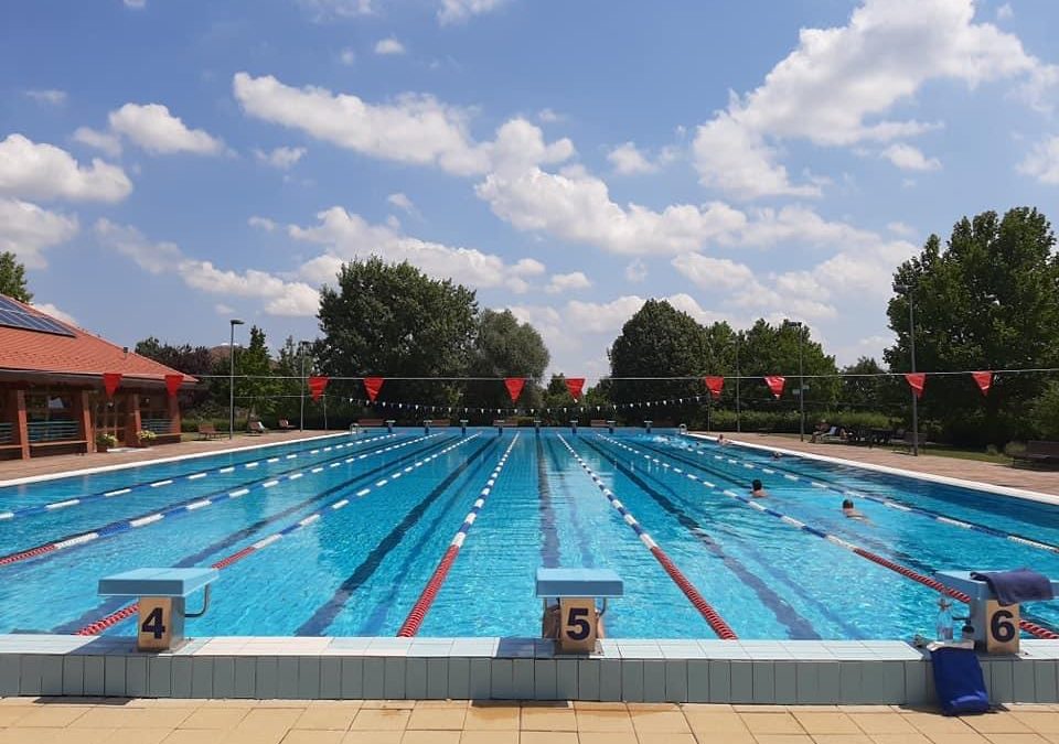 08.01-én, vasárnap úszóverseny lesz a Fürdőben
